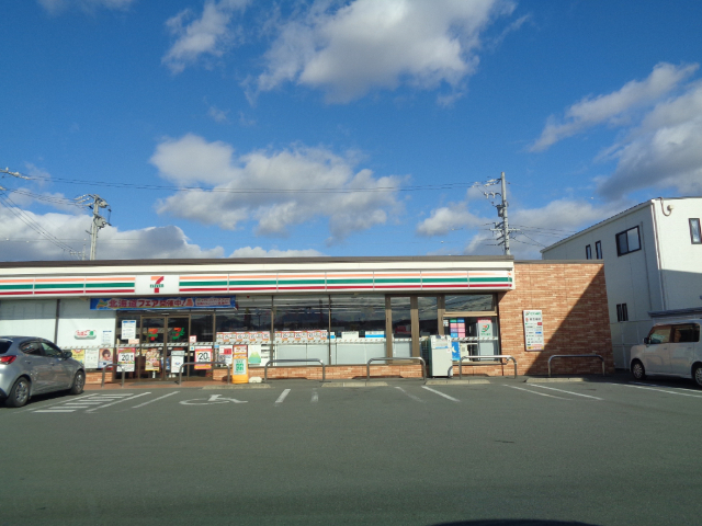 コンビニ　セブンイレブン松阪大塚北店（コンビニ）まで637m