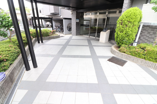 エントランス　オートロック付きで安心です