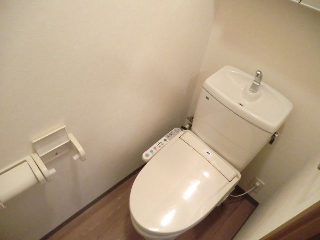 トイレ　ウォシュレット・棚付き
