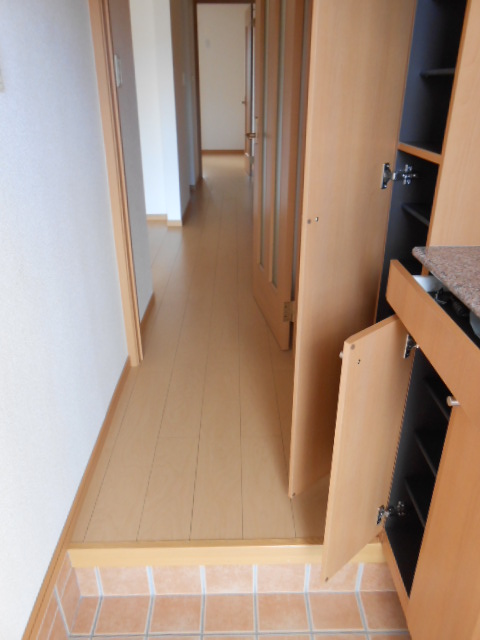 玄関　天井高シューズボックス・小物収納棚有り