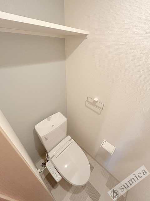 トイレ　人気アイテムの温水洗浄便座。清潔感のあるトイレです。