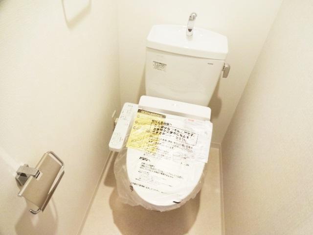 トイレ　冬場も安心の温水洗浄便座です。