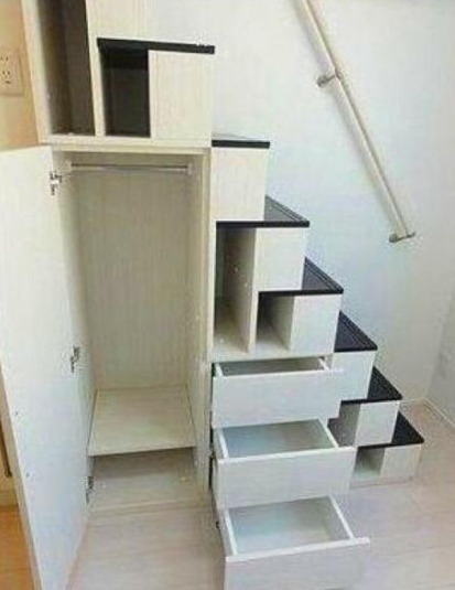 収納　階段下収納です
