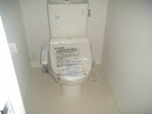 トイレ　落ち着いた色調のトイレです