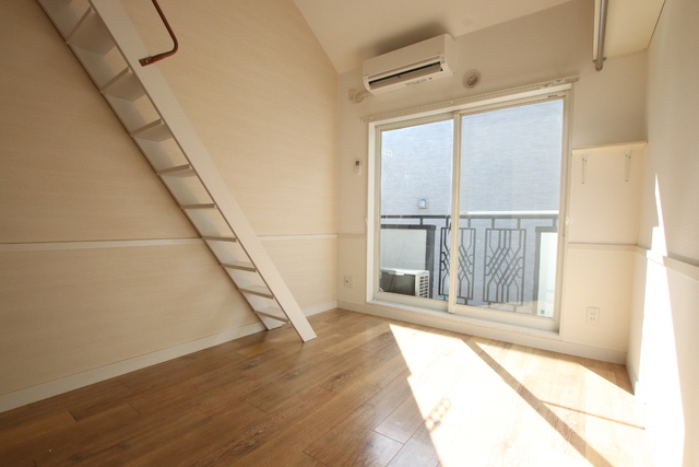 居室・リビング　光のよく入る明るいお部屋です♪