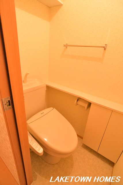 トイレ　収納のある温水洗浄便座付のトイレです。