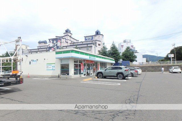 コンビニ　ファミリーマート（コンビニ）まで200m