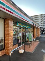 コンビニ　セブンイレブン足立六月3丁目店（コンビニ）まで350m