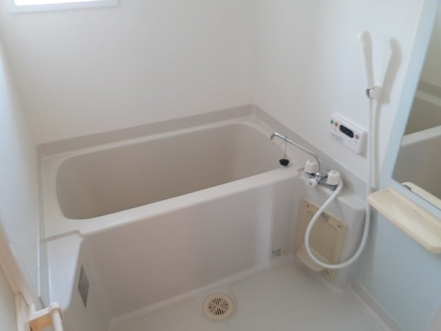 バス・シャワールーム　コンパクトで使いやすいお風呂です