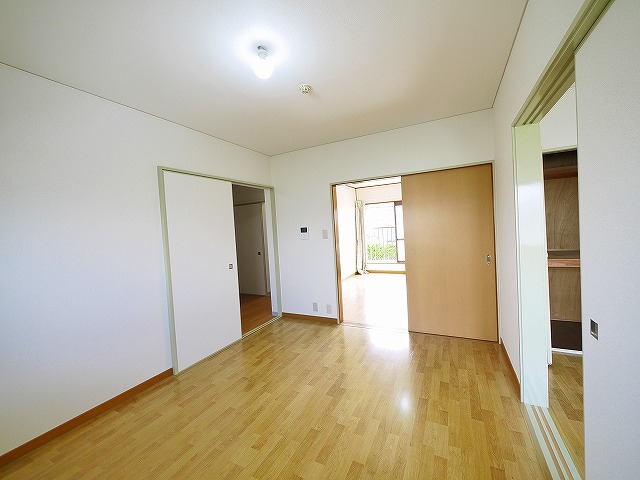 その他部屋・スペース　広くて明るい寝室