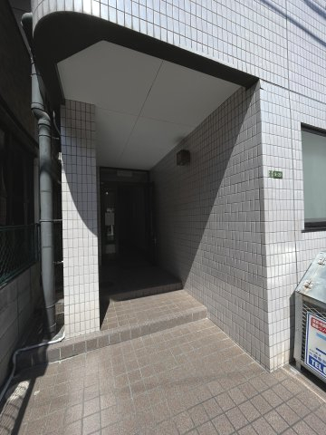 エントランス　落ち着いたエントランスです