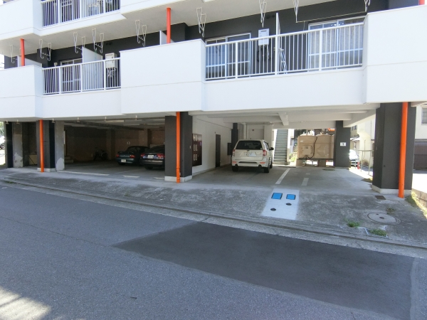 駐車場　屋根付きの駐車場で雨天時にも便利。ヒョウや霜から大切な車を守