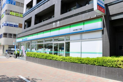 コンビニ　ファミリーマート 中央月島三丁目店（コンビニ）まで32m