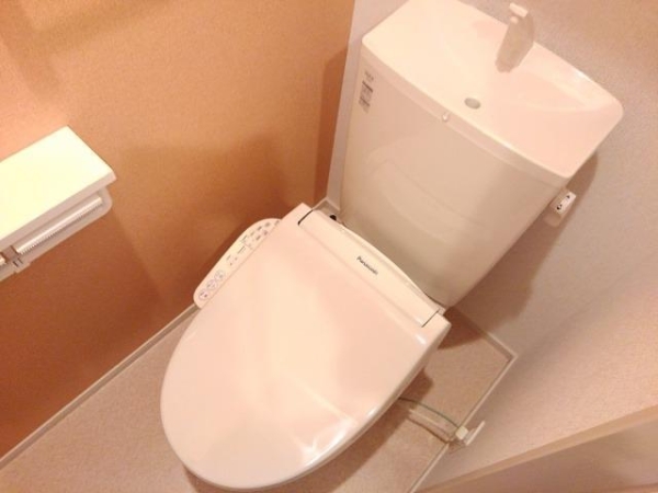 トイレ　温水シャワー付きトイレです