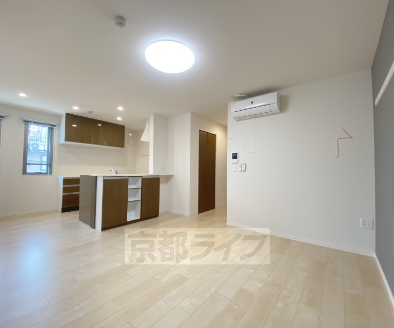 居室・リビング　西京極設備充実マンション。カウンターキッチンの物件です