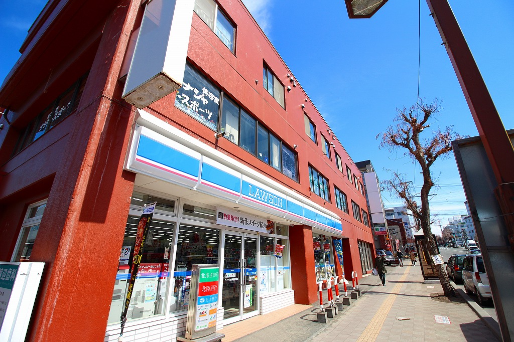 コンビニ　ローソン南平岸駅前店（コンビニ）まで329m