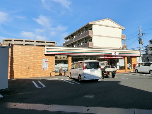 コンビニ　セブンイレブン岸和田小松里店（コンビニ）まで704m