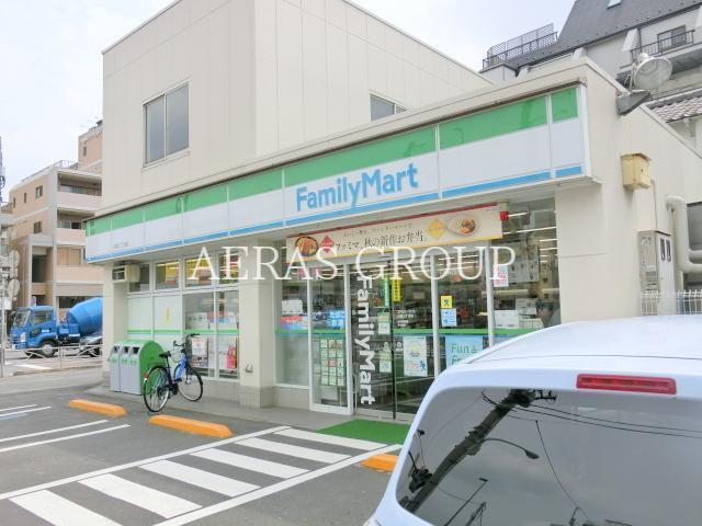 コンビニ　ファミリーマート板橋舟渡三丁目店（コンビニ）まで390m