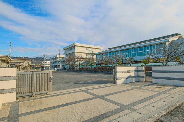 中学校　岡山市立竜操中学校（中学校）まで487m