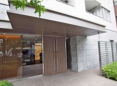 エントランス　弊社は全物件が仲介手数料半月分+税でご紹介可能です。