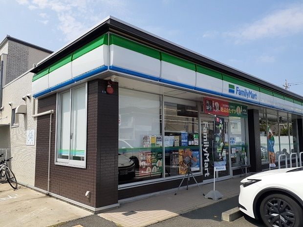 コンビニ　ファミリーマートさん（コンビニ）まで470m