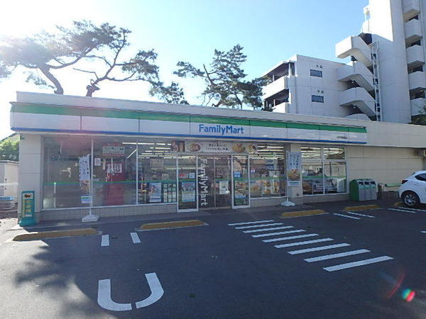 コンビニ　ファミリーマート大泉目白通り店（コンビニ）まで707m