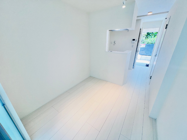 居室・リビング　１０４号室の写真をご参考下さい