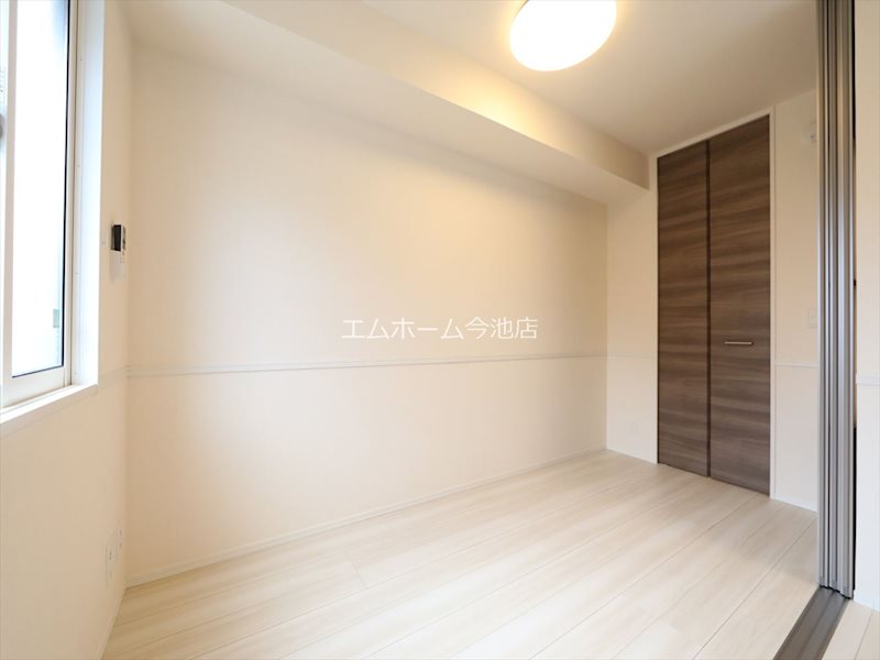 その他部屋・スペース　洋室4.0帖　窓付（換気良好）収納充実しています