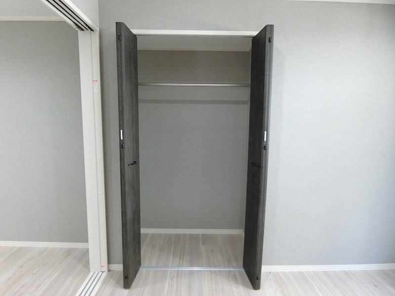 収納　黒を基調とした木目調の建具建材を使用しており、落ち着いた空間