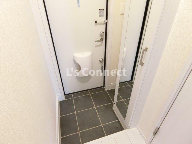 玄関　背の高い下駄箱には鏡付きで身だしなみチェック。