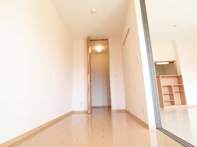 その他部屋・スペース　開放的な寝室です
