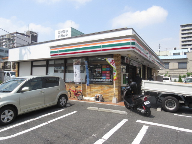 コンビニ　セブンイレブン足立西新井本町店（コンビニ）まで888m