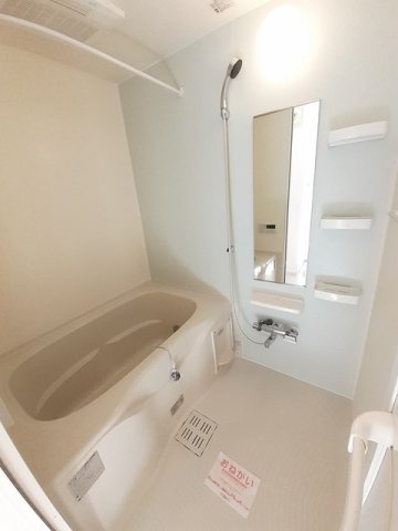 バス・シャワールーム　落ち着いた空間のお風呂です