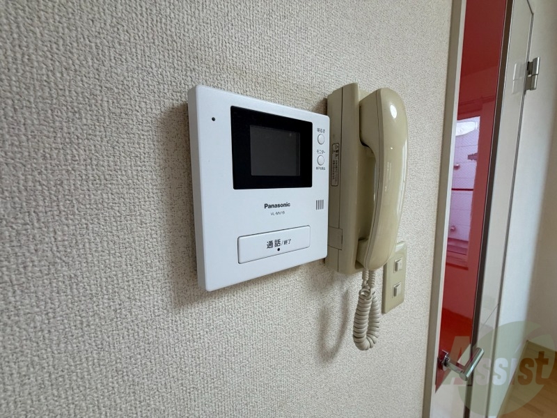セキュリティ　モニター付きインターホンです。来客時も安心ですね。