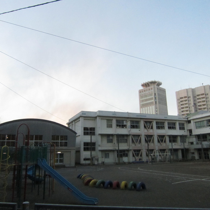 小学校　横須賀市立汐入小学校（小学校）まで400m