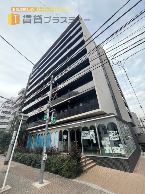 建物外観　通り沿いに立派な佇まいの物件