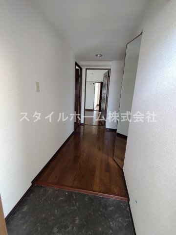 玄関　別部屋写真です。