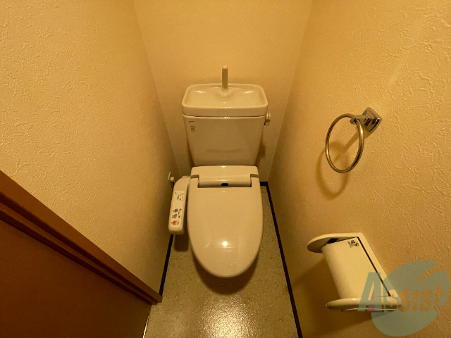 トイレ　トイレはウォシュレット機能付きです。安心して使用できますね。