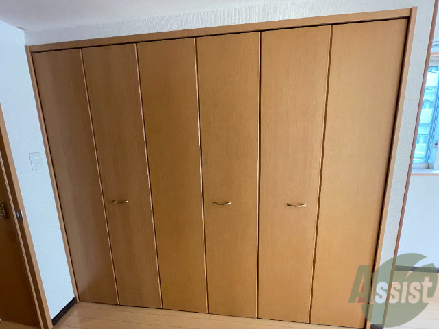 収納　洋室にあるクローゼットです。両開きになっています。