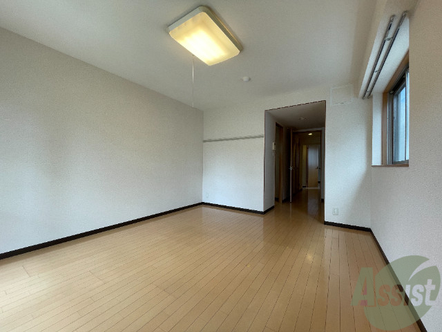 居室・リビング　１０帖以上の洋室です。広々としてきれいですね。