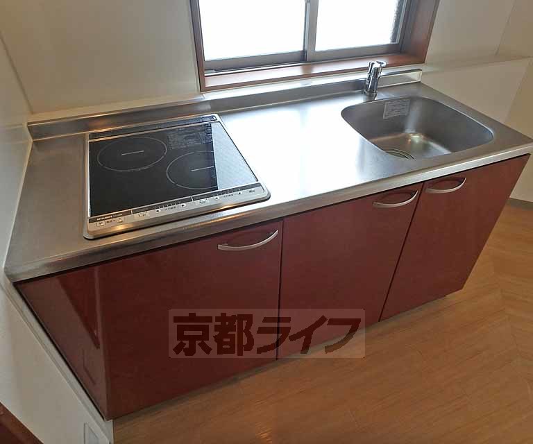 キッチン　窓に面した明るいキッチンスペースです