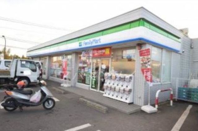 コンビニ　ファミリーマート横浜上飯田店（コンビニ）まで870m