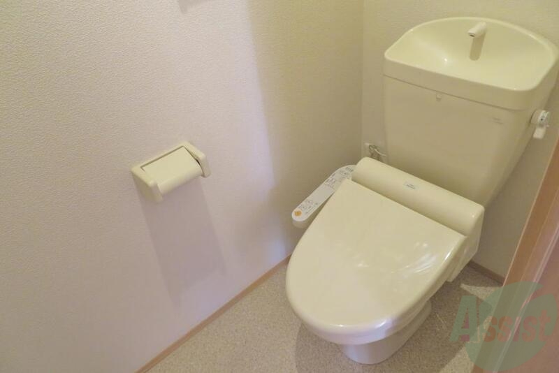 トイレ　トイレは温水洗浄付き。程よい広さでいい感じです。