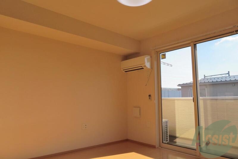 居室・リビング　お部屋はシンプルなデザイン。窓が大きい気持ちの良いお部屋。