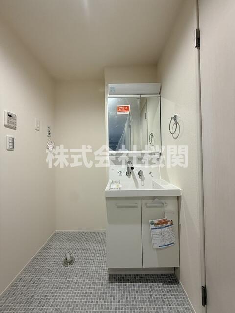洗面設備　清潔感のある独立洗面台