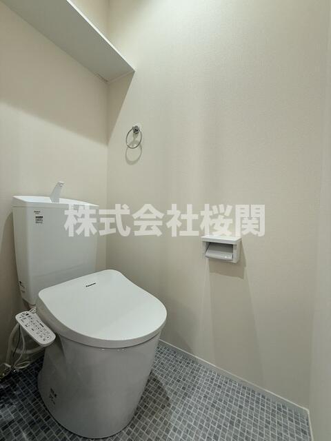 トイレ　温水洗浄便座付き・上部棚あり