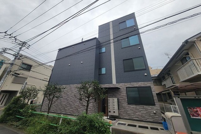建物外観　４階建ての賃貸マンション