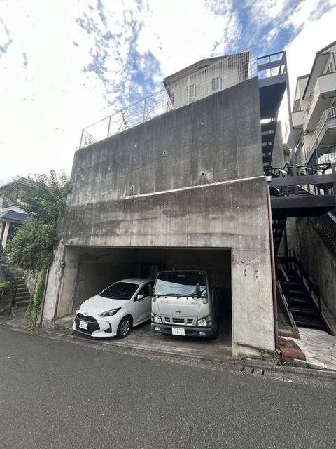 駐車場　～屋根付きです～