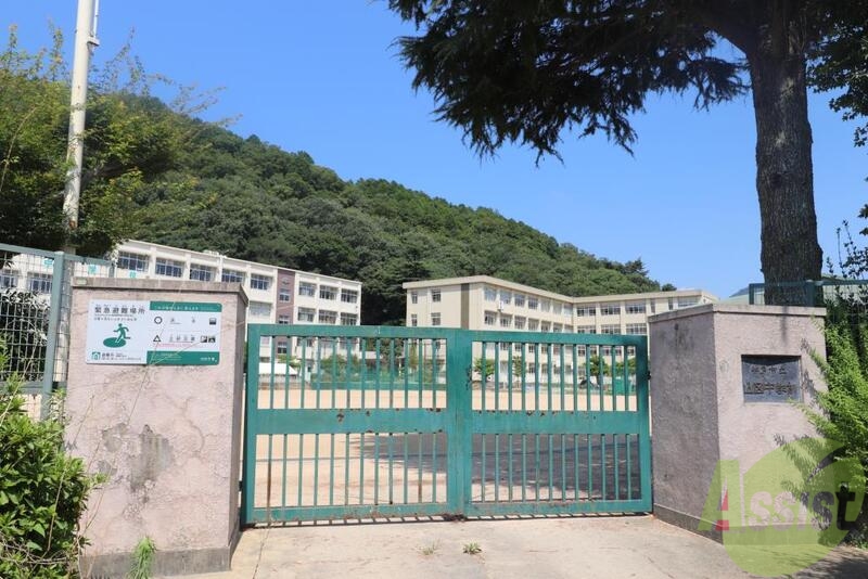 中学校　神戸市立山田中学校（中学校）まで1800m