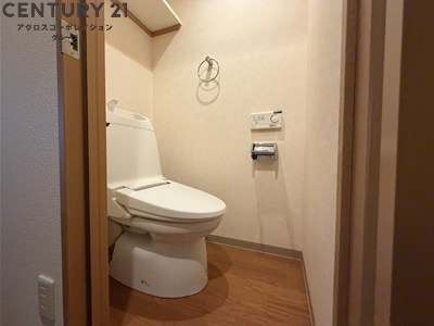 トイレ　温水洗浄便座付きのトイレです♪